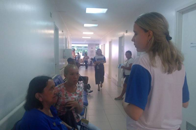 Nesta sexta-feira, 25, comemora-se o Dia Internacional da Tireoide para a maior conscientização sobre os distúrbios dessa glândula que fica na parte anterior pescoço e atinge 60% da população, sendo que o sexo feminino é o mais afetado com casos de nódulos. Em comemoração alusiva à data, na quinta-feira (24), a equipe de endocrinologista do Hospital Jean Bitar (HJB), que é referência nessa especialidade no Pará, promoveu ação de educação em saúde com a realização de palestras e distribuição de material educativo para colaboradores, usuários, acompanhantes e visitantes nas áreas de atendimento.

FOTO: ASCOM / HJB
DATA: 24.05.2018
BELÉM - PARÁ <div class='credito_fotos'>Foto: ASCOM HJB   |   <a href='/midias/2018/originais/5da73335-5345-44e5-a078-a2f659e429be.jpg' download><i class='fa-solid fa-download'></i> Download</a></div>
