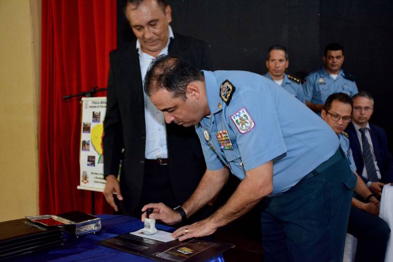 Uma solenidade marcou os 25 anos de implantação do Comando de Policiamento Regional I (CPR I), em Santarém, na quinta-feira (24). Destaque para os investimentos em equipamentos e a criação de novas unidades, que contribuem para que as ações da Polícia Militar na região sejam realizadas com maior eficiência. Atualmente, o trabalho do CPR I atende 13 municípios: Santarém, Monte Alegre, Almeirim, Alenquer, Oriximiná, Juruti, Óbidos, Prainha, Terra Santa, Faro, Curuá, Belterra e Mojuí dos Campos. Santarém é o única cidade do interior do estado que conta com dois grandes batalhões - o 3º e o 35º BPM - esse último efetivado no início deste ano. Na foto, o comandante geral da PM, coronel Hilton Benigno (d).
FOTO: WISLLEY FRANÇA
DATA: 24.05.2018
SANTARÉM - PARÁ <div class='credito_fotos'>Foto: WISLLEY FRANÇA | <a href='/midias/2018/originais/5dad430a-07a0-4a1b-89de-fe8b32c42205.jpg' download><i class='fa-solid fa-download'></i> Download</a></div>