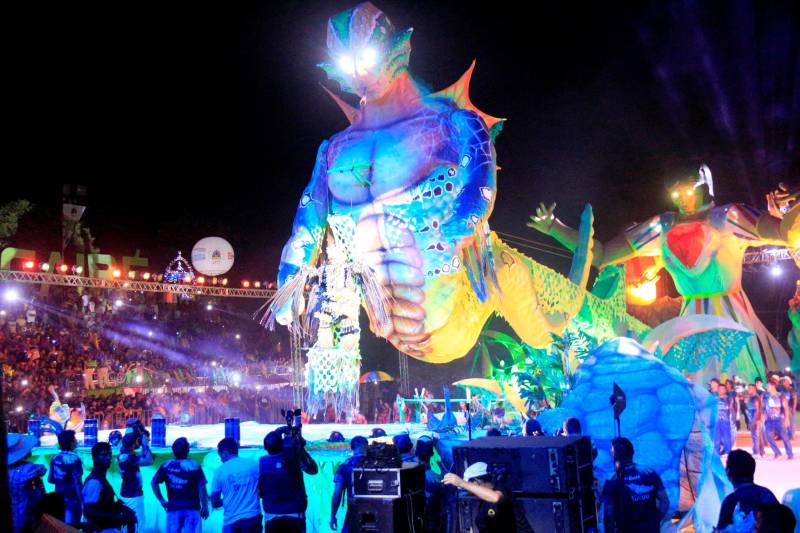 Em uma noite especial em meio ao calor tipicamente amazônico nesta época do ano, a Festa do Çairé, realizada na Vila Balneária de Alter do Chão, a 30 km de Santarém, na região oeste do Pará, chegou a um dos momentos mais esperados pelo público: a disputa entre os Botos Tucuxi (foto) e Cor de Rosa, que animou quase 10 mil pessoas na estrutura montada no Lago dos Botos. O embate entre os dois maiores símbolos da região começou em 1997 e na edição deste ano eles travaram um duelo acirrado em busca do desempate.
FOTO: WILLIAM SANTOS
DATA: 23.09.2017
SANTARÉM - PARÁ <div class='credito_fotos'>Foto: WILLIAM SANTOS | <a href='/midias/2018/originais/5db4bb4b-a658-4de9-b675-2f71d085cfec.jpg' download><i class='fa-solid fa-download'></i> Download</a></div>