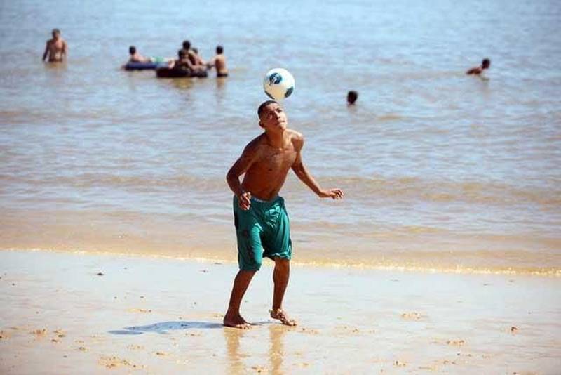 O segundo final de semana das férias escolares foi marcado pela tranquilidade no distrito de Mosqueiro (foto). Uma das 86 localidades do Estado que recebe atenção especial durante a Operação Verão 2018. As ações começaram na sexta-feira (29) e vão até o dia 31 de julho, com a participação de mais de 8 mil agentes de segurança pública. Uma das novidades deste ano é o funcionamento dos Centros de Comando Integrado, com a participação de órgãos estaduais e municipais, sob a coordenação da Secretaria de Estado de Segurança Pública e Defesa Social ( Segup). O espaço é identificado com placas em quatro idiomas para auxiliar as pessoas em casos de furtos ou acidentes.
FOTO: MARCELO LELIS / AG. PARÁ
DATA: 08.07.2018
MOSQUEIRO - PARÁ <div class='credito_fotos'>Foto: Marcelo Lelis / Ag. Pará | <a href='/midias/2018/originais/5db57533-fddd-4ac4-b4ae-b3f2cdea557f.jpg' download><i class='fa-solid fa-download'></i> Download</a></div>