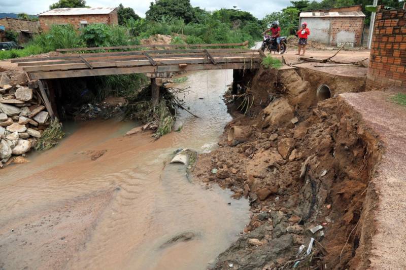 Cerca de 60 homens da Defesa Civil do Pará estão no município de Redenção, sul do estado, desde a última quarta-feira (28) Na noite de terça-feira, as fortes chuvas do período causaram o rompimento de três represas. Trezentas e cinquenta e oito famílias foram impactadas em dez bairros, 127 foram afetadas diretamente e 28 delas estão desalojadas. Um abrigo foi colocado à disposição pela prefeitura, mas as famílias desalojadas preferiram ficar em casas de parentes. Nenhuma vítima fatal ou acidentada foi registrada.

FOTO: DIVULGAÇÃO
DATA: 29.11.2018
REDENÇÃO-PARÁ <div class='credito_fotos'>Foto: Divulgação   |   <a href='/midias/2018/originais/5dc05e30-5dae-4f5b-be9b-21c1aa17b76c.jpg' download><i class='fa-solid fa-download'></i> Download</a></div>