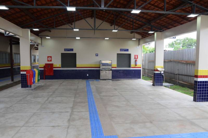 A Secretaria de Estado de Educação realizou na tarde desta terça-feira (04) visita para entrega de obra da Escola Estadual de Ensino Fundamental e Médio Dra. Ester Mouta (foto), no município de Ponta de Pedras, na Ilha do Marajó. “A toda a comunidade e munícipe de Ponta de Pedras, a Escola Ester Mouta”, entregou a Secretaria de Estado de Educação, Ana Claudia Serruya Hage. “Nos inauguramos a escola com padrão de qualidade e agora cabe a todos os alunos, diretores e professores zelarem por esta escola que é um patrimônio púbico e que certamente várias gerações ainda passarão por ela. E que possamos manter ainda mais a cultura e a educação elevada em Ponta de Pedras", frisou Ana Claudia.
FOTO: FERNANDO NOBRE / ASCOM SEDUC
DATA: 04.12.2018
PONTAS DE PEDRAS - PARÁ <div class='credito_fotos'>Foto: FERNANDO NOBRE/ASCOM SEDUC | <a href='/midias/2018/originais/5dc262ff-6ca6-4b38-ac8f-0520df146ea2.jpg' download><i class='fa-solid fa-download'></i> Download</a></div>