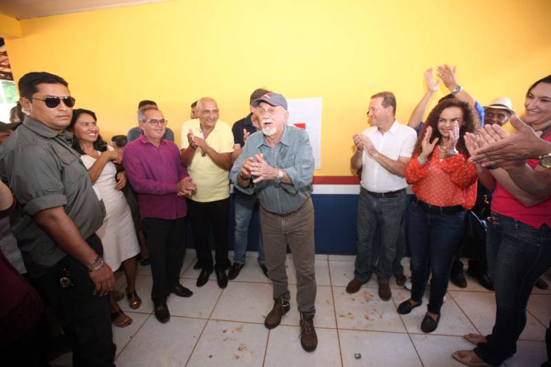 Também foram entregues nesta segunda (25) obras no distrito de Serra Pelada, em Curionópolis, sudeste do Estado. Uma das inaugurações foi a da Escola Estadual de Ensino Médio Joaquina Diamantina. A unidade de ensino teve investimento de R$ 220 mil em serviços nas redes elétrica e hidráulica, além de pintura, melhoria do forro e cobertura, assim como parte do piso, muro e calçada. Fundada em 1989, a escola foi praticamente reconstruída para atender com qualidade os 232 estudantes, nos turnos da tarde e à noite. São três salas de aula; bloco administrativo (sala da direção, sala dos professores e secretaria); uma copa cozinha, uma dispensa para armazenamento de alimentos da merenda escolar e banheiros masculino, feminino e de pessoa com deficiência (PCD). Em Curionópolis, o governador também entregou a pavimentação asfáltica de quatro quilômetros de vias urbanas, uma parceria com a Prefeitura de Curionópolis, dentro do Programa Asfalto na Cidade. Para esta obra, foram destinados R$ 1,7 milhão, que incluem serviços em terra, sub-base e base, pavimentação em CBUQ (Concreto Betuminoso Usinado a Quente) de três centímetros de espessura, meio-fio de concreto com lâmina d’água e sinalização horizontal. Curionópolis é um dos 99 municípios paraenses que assinaram com o governo o Termo de Asfalto, sendo que 33 já iniciaram as obras. Somados, os termos garantirão 529,6 km de pavimentação de vias urbanas – um investimento total de quase R$ 255 milhões do Tesouro Estadual.
FOTO: THIAGO GOMES / AG. PARÁ
DATA: 25.06.2018
CURIONÓPOLIS - PARÁ <div class='credito_fotos'>Foto: Thiago Gomes /Ag. Pará | <a href='/midias/2018/originais/5dcc4c2a-6c47-4139-84bd-1498c4ffb5a8.jpg' download><i class='fa-solid fa-download'></i> Download</a></div>