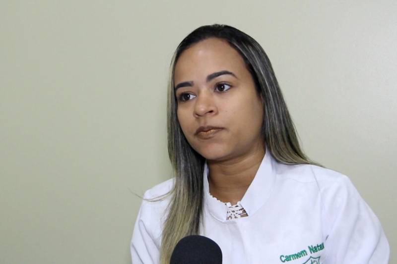 Uma alimentação equilibrada é importante para os indivíduos saudáveis, mas principalmente para quem tem câncer. Isso porque, tratamentos como quimioterapia provocam efeitos colaterais nos pacientes, como: náuseas, vômitos, diarréia, alteração de paladar, falta de apetite e boca seca, que inevitavelmente prejudicam a capacidade do usuário de se alimentar. Essas e outras informações foram repassadas pela nutricionista da unidade, Carmen Natanna (foto), da Unidade de Alta Complexidade em Oncologia Dr. Vítor Moutinho (Unacon), em Tucuruí.
FOTO: ASCOM UNACON
DATA: 16.03.2018
TUCURUÍ - PARÁ <div class='credito_fotos'>Foto: Ascom Unacon | <a href='/midias/2018/originais/5dce30bb-1e40-4287-b239-a1e61cc4d099.jpg' download><i class='fa-solid fa-download'></i> Download</a></div>