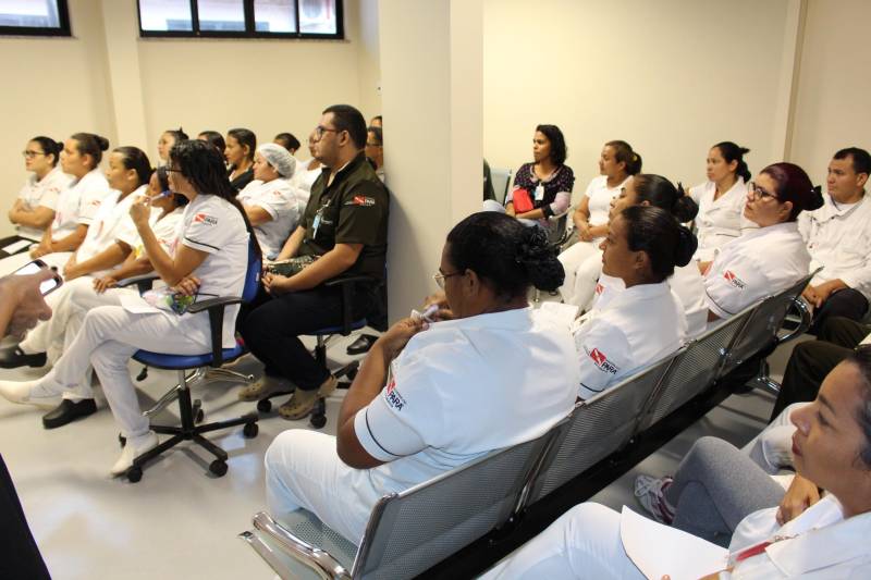 Para alcançar a certificação de Iniciativa Hospital Amigo da Criança (IHAC), os hospitais precisam cumprir dez passos que envolvem as boas práticas durante o acolhimento do paciente estabelecidos pelo Unicef e Organização Mundial da Saúde. Um dos requisitos para buscar a certificação é a qualificação de 100% do quadro de colaboradores da Unidade de Saúde. Com isso, o Hospital Materno-Infantil de Barcarena Dra. Anna Turan (HMIB), gerido pela Pró-Saúde Associação Beneficente de Assistência Social e Hospitalar, promove desde o último dia 17 o curso da Iniciativa Hospital Amigo da Criança. A qualificação termina nesta quarta-feira, 26.

FOTO: ASCOM / HMIB
DATA: 26.12.2018
BARCARENA - PARÁ <div class='credito_fotos'>Foto: ASCOM   |   <a href='/midias/2018/originais/5dda554f-03de-4dab-aed6-144a6332b1ef.jpg' download><i class='fa-solid fa-download'></i> Download</a></div>