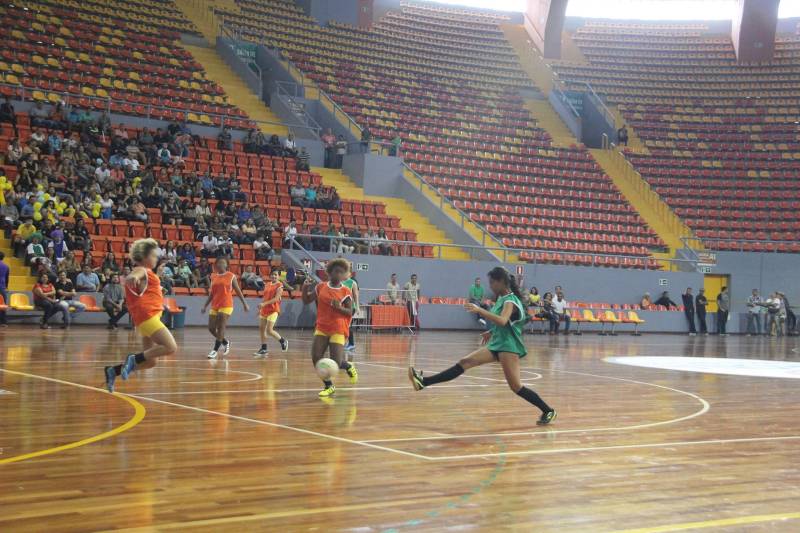 Mais de 60 adolescentes e jovens em cumprimento de medida socioeducativa no Pará conheceram as instalações da Arena Guilherme Paraense (o Mangueirinho), em Belém. O espaço recebeu os internos para o encerramento da II Olimpíada de Inverno da Socioeducação, evento criado com o objetivo de proporcionar atividades de esporte e cultura aos adolescentes em cumprimento de medida socioeducativa no Estado, além de promover o espírito esportivo e garantir maior integração entre os internos. A Arena sediou as finais do futsal feminino e masculino, além de apresentações culturais que marcaram o encerramento da atividade promovida pela Fundação de Atendimento Socioeducativo do Pará (Fasepa), por meio do Projeto Ressignificando Caminhos na Socioeducação.
FOTO: ALBERTO PASSOS / ASCOM FASEPA
DATA: 28.03.2018
BELÉM - PARÁ <div class='credito_fotos'>Foto: ALBERTO PASSOS/ ASCOM FASEPA | <a href='/midias/2018/originais/5ddbd9fd-8d9b-4246-97a0-719d15317f3a.jpg' download><i class='fa-solid fa-download'></i> Download</a></div>