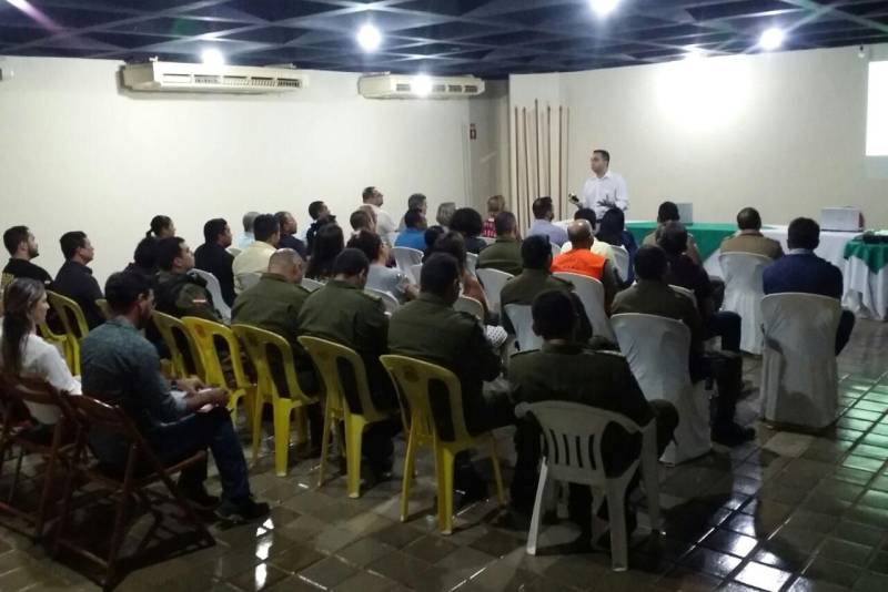 A equipe do Centro Regional de Governo do Baixo Amazonas está no município de Itaituba, na região do Tapajós, onde promoveu, na noite desta terça-feira, 22, reunião com dirigentes e demais servidores de órgãos estaduais, nas mais diversas áreas. O objetivo foi o de promover a integração regional e apresentar o modelo de gestão baseado na Governança Pública Compartilhada. Para o secretário regional, Olavo das Neves (foto), nesse cenário é muito importante a presença e a participação dos servidores públicos do Estado

FOTO: SAMUEL ALVARENGA / SECOM
DATA: 23.05.2018
ITAITUBA - PARÁ <div class='credito_fotos'>Foto: Samuel Alvarenga / Secom   |   <a href='/midias/2018/originais/5ddc426c-7b43-41ea-b6cb-1f810cb77544.jpg' download><i class='fa-solid fa-download'></i> Download</a></div>