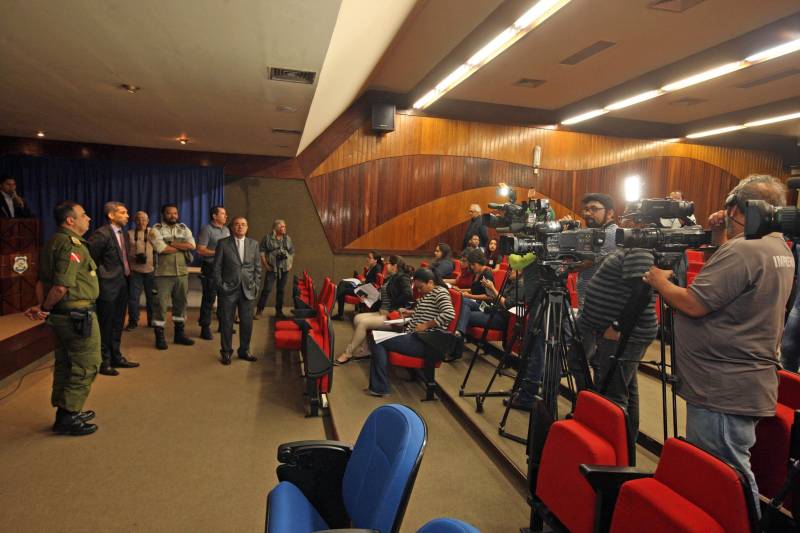 Foi iniciada, ainda na noite da segunda-feira (9), uma operação de reforço policial nas ruas da capital paraense e dos demais municípios da Região Metropolitana de Belém (RMB). O maior efetivo nas ruas foi colocado logo após as mortes registradas ao longo daquele dia. As investigações iniciaram e as vítimas já foram identificadas. Além disso, uma sala de situação foi implantada no Centro Integrado de Operações (Ciop) para traçar e definir metas para as operações, comandada pela Secretaria de Estado de Segurança Pública e Defesa Social (Segup). Essas informações foram divulgadas na terça-feira (10) em coletiva de imprensa, na sede da Delegacia Geral da Polícia Civil, em Belém. Entre as 13 mortes registrados na segunda-feira está a do policial militar Joaquim Nunes Silva. Os outros 12 eram civis e apenas um ainda não foi identificado ainda. E 9 dos 12 civis têm passagem pela polícia.
FOTO: SIDNEY OLIVEIRA / AG. PARÁ
DATA: 10.04.2018
BELÉM - PARÁ <div class='credito_fotos'>Foto: Sidney Oliveira/Ag. Pará | <a href='/midias/2018/originais/5de65eb0-484a-4c30-b32f-5cf9ba8ca8e1.jpg' download><i class='fa-solid fa-download'></i> Download</a></div>