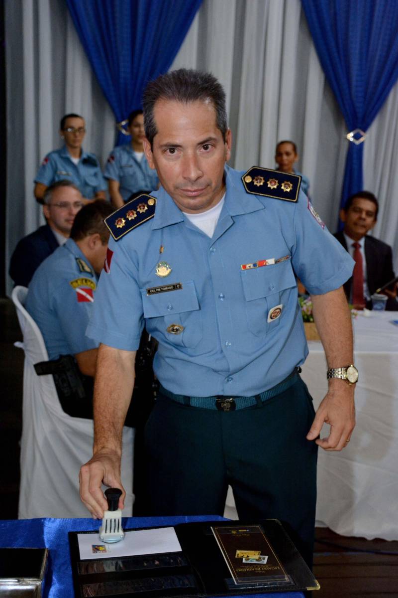 Uma solenidade marcou os 25 anos de implantação do Comando de Policiamento Regional I (CPR I), em Santarém, na quinta-feira (24). Destaque para os investimentos em equipamentos e a criação de novas unidades, que contribuem para que as ações da Polícia Militar na região sejam realizadas com maior eficiência. Atualmente, o trabalho do CPR I atende 13 municípios: Santarém, Monte Alegre, Almeirim, Alenquer, Oriximiná, Juruti, Óbidos, Prainha, Terra Santa, Faro, Curuá, Belterra e Mojuí dos Campos. Santarém é o única cidade do interior do estado que conta com dois grandes batalhões - o 3º e o 35º BPM - esse último efetivado no início deste ano. Na foto, o comandante do CPR 1, coronel Heldson Tomaso.
FOTO: WISLLEY FRANÇA
DATA: 24.05.2018
SANTARÉM - PARÁ <div class='credito_fotos'>Foto: WISLLEY FRANÇA | <a href='/midias/2018/originais/5de85b9c-762e-4b30-a2ce-2ab69cfac0b2.jpg' download><i class='fa-solid fa-download'></i> Download</a></div>