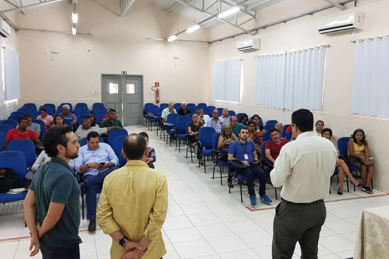 A equipe do Centro Regional de Governo do Sudeste do Pará sediou nos dias 2 e 3 de maio, em Marabá, o workshop “Política Estadual de Socioeconomia, Governança Pública Compartilhada e Planejamento Estratégico Situacional”, ministrado pelos consultores Oscar Marmolejo e Vinícius Ferreira, do Programa das Nações Unidas para o Desenvolvimento (Pnud). Na foto, o secretário Regional do Sudeste, Jorge Bittencourt.
FOTO: ASCOM CRGSP
DATA: 03.05.2018
MARABÁ - PARÁ <div class='credito_fotos'>Foto: ASCOM CRGSP | <a href='/midias/2018/originais/5deba302-8dbb-4ecf-9faa-a73bfc17bf70.jpg' download><i class='fa-solid fa-download'></i> Download</a></div>