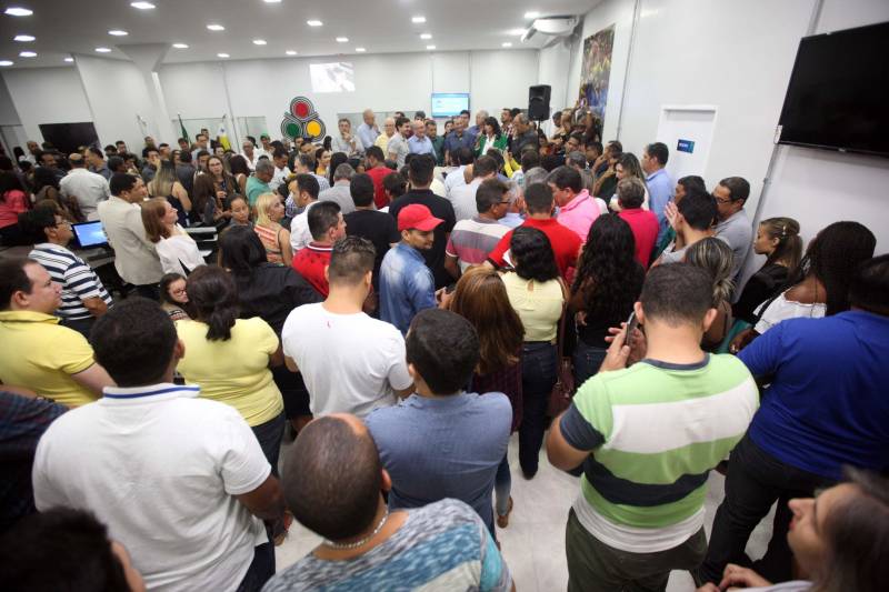 “Fiz questão de trazer minha filha para seu primeiro exercício de cidadania que é ter uma carteira de identidade, ainda mais em um local como este, que permite resolvermos várias pendências com mais conforto e praticidade”, comemorou o senhor Genival de Oliveira, 40 anos, pai da pequena Gabrielle, 8 anos. A família de seu Genival é uma das milhares que serão beneficiadas no município de Parauapebas, no sudeste paraense, com orientações e serviços de diversos órgãos estaduais em um único local: a Estação Cidadania. O espaço, localizado no Shopping Karajás, foi entregue oficialmente à população na manhã deste sábado (19). A cerimônia contou com a presença de secretários de Estado, parlamentares, entre outras autoridades locais. Esta é a segunda Estação Cidadania da região. A primeira é a de Marabá.
FOTO: THIAGO GOMES / AG. PARÁ
DATA: 19.05.2018
PARAUAPEBAS - PARÁ <div class='credito_fotos'>Foto: Thiago Gomes /Ag. Pará | <a href='/midias/2018/originais/5def52cc-ede5-4af7-8285-bedfbc965ff4.jpg' download><i class='fa-solid fa-download'></i> Download</a></div>