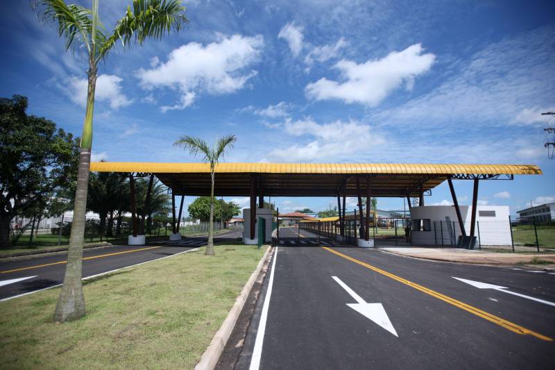 O Pará ganha, a partir desta quarta-feira, 30, o primeiro Centro Integrado de Inclusão e Reabilitação da região Norte. Localizado na rodovia Arthur Bernardes, em Belém, às margens da Baía do Guajará, o Centro Integrado de Inclusão e Reabilitação – CIIR, está instalado em uma área total de mais de 40 mil metros quadrados. O Centro é diferente de outros que já existem no país por integrar vários serviços em um único local. A obra foi iniciada em março de 2014 e está orçada em mais de R$ 32 milhões, recursos do tesouro estadual. O CIIR faz parte das ações previstas pelo Governo do Estado ampliando os serviços já oferecidos pela Secretaria de Estado de Saúde Pública (Sespa). A inauguração do Centro será às 16h30. O CIIR vai agregar, em um único espaço, assistência médica, odontológica, reabilitação, capacitação, oficinas para produção de próteses e serviço de apoio e diagnósticos em crianças, jovens e adultos com deficiência no Estado do Pará. No CIIR vai funcionar um Centro Especializado em Reabilitação (CER IV) para usuários com deficiência auditiva, física, intelectual e visual; uma oficina ortopédica fixa e um Centro de Especialidades Odontológicas (CEO II).
FOTO: THIAGO GOMES / AG. PARÁ
DATA: 25.05.2018
BELÉM - PARÁ <div class='credito_fotos'>Foto: Thiago Gomes /Ag. Pará | <a href='/midias/2018/originais/5df0bec5-f48d-46a7-9e9d-6472b4ebbc78.jpg' download><i class='fa-solid fa-download'></i> Download</a></div>