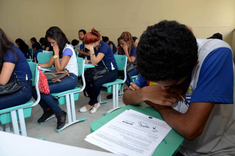 Com o propósito de elevar o índice de aprovação no ensino médio e no vestibular, os alunos da Escola Estadual Deodoro de Mendonça participaram do projeto “De olho no Enem”, uma ação do Projeto Jovens de Futuro (PJF). A primeira oficina, realizada nesta quarta-feira (18), contemplou o eixo de Ciências Humanas e suas Tecnologias. O projeto ocorre bimestralmente, até o final do ano, e vai atender 285 alunos do 3º ano do ensino médio e do técnico que estudam na escola. Idealizado pelos professores do ensino médio, o projeto realiza simulados que são somados às avaliações regulares. No primeiro momento, os alunos fazem o simulado referente à área de conhecimento seguindo o formato do Exame Nacional do Ensino Médio (Enem) e, no segundo momento, ocorre a correção comentada da prova no auditório da escola.
FOTO: FERNANDO NOBRE / ASCOM SEDUC
DATA: 18.04.2018
BELÉM - PARÁ <div class='credito_fotos'>Foto: FERNANDO NOBRE/ASCOM SEDUC | <a href='/midias/2018/originais/5df7e072-9919-4f97-8ba3-696cf0f48c96.jpg' download><i class='fa-solid fa-download'></i> Download</a></div>