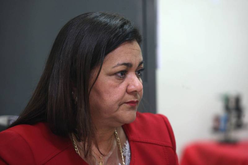 Dados divulgados recentemente pelo Instituto Nacional de Educação e Pesquisas Educacionais “Anísio Teixeira” (Inep), apontam um aumento de 7,08%, em relação a 2017, no número de candidatos que farão o Exame Nacional de Ensino para Certificação de Competência de Jovens e Adultos (Encceja Nacional). Segundo a coordenadora de Educação de Jovens e Adultos da Secretaria de Estado de Educação (Ceja/Seduc), Núlcia Azevedo, como o Inep ainda não disponibilizou os números por municípios, não é possível fazer uma avaliação completa dos candidatos paraenses. Na foto, Lúcia Emília Mendonça Tomaz, coordenadora pedagógica do Ceeja Belém.
FOTO: MARCELO LELIS / AG. PARÁ
DATA: 15.05.2018
BELÉM - PARÁ <div class='credito_fotos'>Foto: Marcelo Lelis / Ag. Pará | <a href='/midias/2018/originais/5e05450a-731c-4f41-bad6-e83a7bd54335.jpg' download><i class='fa-solid fa-download'></i> Download</a></div>
