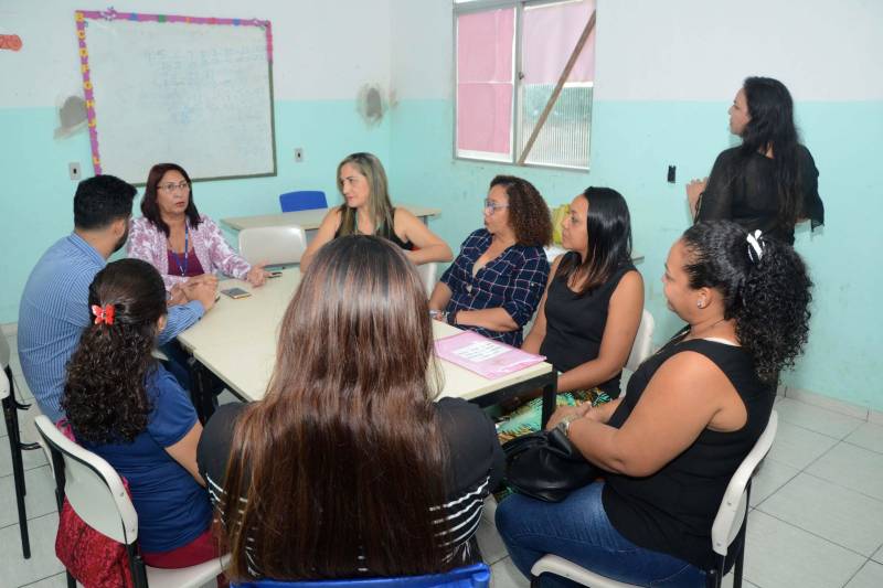 Melhorar os números do Índice de Desenvolvimento da Educação Básica (Ideb) a partir de ações articuladas nas escolas focalizando a eficiência no processo de alfabetização de alunos da 1ª e 2ª série da rede pública. Esse é o objetivo do “Mais Alfabetização” (foto), um programa do Governo Federal que foi implantado desde o início do ano no Pará por meio da Diretoria de Educação Infantil e Fundamental da Secretaria de Estado de Educação (Seduc) e que teve resultados positivos em seu projeto piloto. Nos dias 11 e 12 de dezembro, a ideia de fazer uma espécie de intercâmbio de experiências entre duas escolas que aderiram ao programa surpreendeu. As escolas Lenira Teixeira Moura e Deputado Armando Correa assumiram o protagonismo de experimentar na prática a proposta do programa e compartilharam os resultados. Para a diretora Oneide Bojo, da Escola Lenira Teixeira Moura, do bairro da Cabanagem, em Belém, "O programa foi uma experiência muito positiva, principalmente por proporcionar um acompanhamento eficiente de cada aluno, por meio da ferramenta tecnológica disponibilizada pelo programa".

FOTO: FERNANDO NOBRE / ASCOM SEDUC
DATA: 13.12.2018
BELÉM - PARÁ <div class='credito_fotos'>Foto: FERNANDO NOBRE/ASCOM SEDUC   |   <a href='/midias/2018/originais/5e0899f6-fd72-4d7b-a723-80329cac0f64.jpg' download><i class='fa-solid fa-download'></i> Download</a></div>