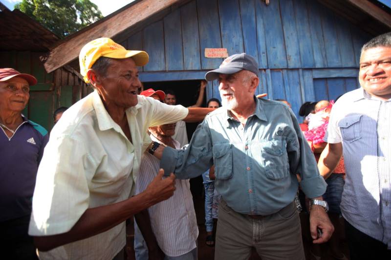 Também foram entregues nesta segunda (25) obras no distrito de Serra Pelada, em Curionópolis, sudeste do Estado. Uma das inaugurações foi a da Escola Estadual de Ensino Médio Joaquina Diamantina. A unidade de ensino teve investimento de R$ 220 mil em serviços nas redes elétrica e hidráulica, além de pintura, melhoria do forro e cobertura, assim como parte do piso, muro e calçada. Fundada em 1989, a escola foi praticamente reconstruída para atender com qualidade os 232 estudantes, nos turnos da tarde e à noite. São três salas de aula; bloco administrativo (sala da direção, sala dos professores e secretaria); uma copa cozinha, uma dispensa para armazenamento de alimentos da merenda escolar e banheiros masculino, feminino e de pessoa com deficiência (PCD). Em Curionópolis, o governador também entregou a pavimentação asfáltica de quatro quilômetros de vias urbanas, uma parceria com a Prefeitura de Curionópolis, dentro do Programa Asfalto na Cidade. Para esta obra, foram destinados R$ 1,7 milhão, que incluem serviços em terra, sub-base e base, pavimentação em CBUQ (Concreto Betuminoso Usinado a Quente) de três centímetros de espessura, meio-fio de concreto com lâmina d’água e sinalização horizontal. Curionópolis é um dos 99 municípios paraenses que assinaram com o governo o Termo de Asfalto, sendo que 33 já iniciaram as obras. Somados, os termos garantirão 529,6 km de pavimentação de vias urbanas – um investimento total de quase R$ 255 milhões do Tesouro Estadual.
FOTO: THIAGO GOMES / AG. PARÁ
DATA: 25.06.2018
CURIONÓPOLIS - PARÁ <div class='credito_fotos'>Foto: Thiago Gomes /Ag. Pará | <a href='/midias/2018/originais/5e10e0a9-26ac-429c-9c3b-449dfc9f4f68.jpg' download><i class='fa-solid fa-download'></i> Download</a></div>