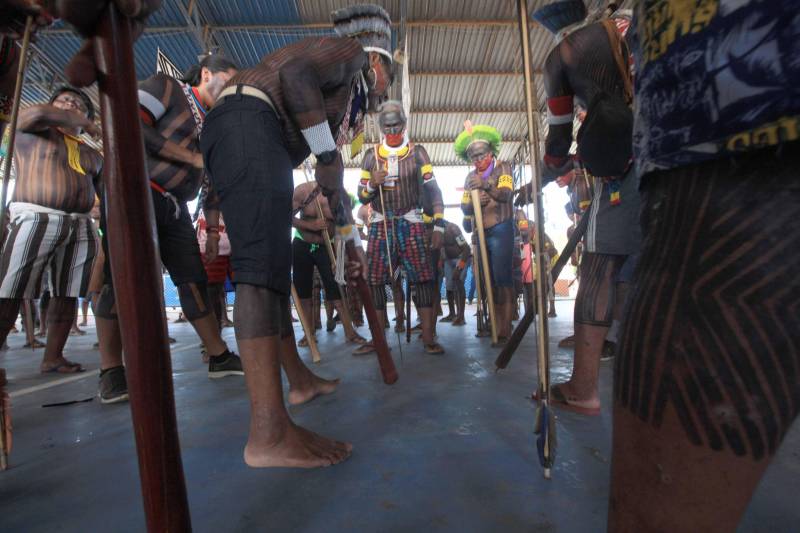 Uma caminhada pelas principais ruas de São Félix do Xingu foi o ponto alto da programação da Semana dos Povos Indígenas nesta quarta-feira (18). Os índios se concentraram em frente à Secretaria Municipal de Cultura, entoando cantos de guerra e dançando na luta por direitos. Uma das principais reivindicações é a retomada de territórios e a gestão ambiental dessas áreas. Durante a passeata, caciques se revezavam proferindo palavras de ordem, enquanto todos seguiam em cadência rumo à Praça do Triângulo, onde ocorre grande parte das atividades. A passeata foi também um protesto contra a exoneração de Franklimberg Ribeiro de Freitas da presidência da Fundação Nacional do Índio (Funai). Ele teria sido demitido pelo presidente Michel Temer a pedido de deputados da bancada ruralista, em Brasília.
FOTO: RODOLFO OLIVEIRA / AG. PARÁ
DATA: 18.04.2018
SÃO FÉLIX DO XINGU - PARÁ <div class='credito_fotos'>Foto: Rodolfo Oliveira/Ag. Pará | <a href='/midias/2018/originais/5e11f18f-b317-4ad7-8744-8c6f6978e937.jpg' download><i class='fa-solid fa-download'></i> Download</a></div>