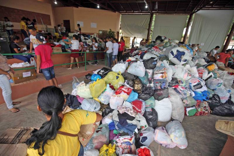 O Governador do Pará, Simão Jatene, esteve durante esta sexta-feira (13) no município de Paragominas. Além de visitar as áreas afetadas pela enxurrada que ocorreu na madrugada da quinta-feira (12), ele conversou com moradores atingidos, reuniu com autoridades municipais, secretários de estado, com o Corpo de Bombeiros e a Defesa Civil para traçar as metas e ações a serem cumpridas para restabelecer a normalidade na cidade. A forte enxurrada, que durou toda a madrugada, alagou cerca de 40% da cidade e atingiu 350 famílias. Até o momento, 13 locais foram adequados para funcionar como abrigo, entre escolas, associações, ginásios, entre outros, para receber desabrigados e desalojados. Na foto, distribuição das doações para as vítimas da enchente no município.

FOTO: SIDNEY OLIVEIRA / AG. PARÁ
DATA: 13.04.2018
PARAGOMINAS - PARÁ <div class='credito_fotos'>Foto: Sidney Oliveira/Ag. Pará   |   <a href='/midias/2018/originais/5e13e77c-4f22-4a16-a58b-65eba0c6505b.jpg' download><i class='fa-solid fa-download'></i> Download</a></div>