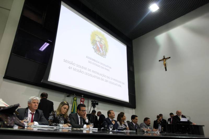 O governador Simão Jatene entregou, na manhã desta terça-feira (6), a "Mensagem Governamental do Pará à Assembleia Legislativa 2018", em sessão especial que abriu os trabalhos da Casa no exercício 2018. A leitura do documento destacou os principais resultados alcançados pelo governo no ano anterior e fez prognósticos de obras e serviços previstos para este ano.
FOTO: ANTONIO SILVA / AG. PARÁ
DATA: 06.02.2018
BELÉM - PARÁ <div class='credito_fotos'>Foto: Antônio Silva/Ag. Pará | <a href='/midias/2018/originais/5e14aeb0-cccb-4477-a5ce-c243491c49a0.jpg' download><i class='fa-solid fa-download'></i> Download</a></div>