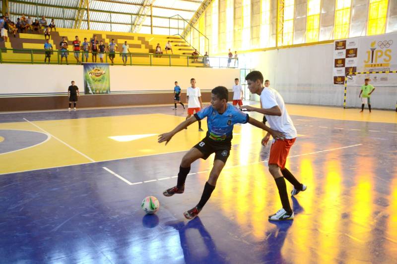 Basquete, futsal, handebol e vôlei são as modalidades disputadas na etapa Carajás, dos Jogos Estudantis Paraenses (Jeps), em Parauapebas, no sudeste do Pará. O primeiro dia de competições, foi na quinta-feira (24), apontou os primeiros finalistas. Os vencedores vão disputar a etapa estadual, em junho, na capital paraense. 

FOTO: FERNANDO NOBRE / ASCOM SEDUC
DATA: 25.05.2018
PARAUAPEBAS - PARÁ <div class='credito_fotos'>Foto: FERNANDO NOBRE/ASCOM SEDUC   |   <a href='/midias/2018/originais/5e18d357-4f74-484e-8fde-7b61b3ab342b.jpg' download><i class='fa-solid fa-download'></i> Download</a></div>