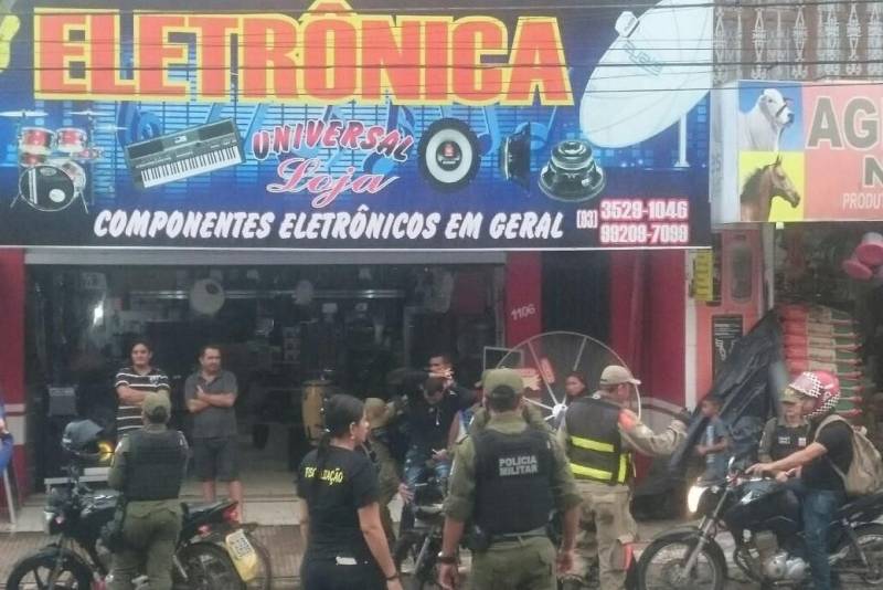 O Comando de Policiamento da Primeira Região (CPR 1), da Polícia Militar do Pará, divulgou nesta sexta-feira (16) dados sobre a Operação Carnaval 2018, realizada em 13 municípios de sua área de abrangência, na região oeste. Durante a operação foram realizadas 10.686 abordagens a veículos e pedestres, registrados três homicídios e oito casos de roubos, seis a menos que os 14 ocorridos no Carnaval de 2017. A operação da PM foi iniciada na última sexta-feira (09) e encerrada na quarta-feira (14). O objetivo foi garantir tranquilidade e segurança às pessoas que foram aproveitar o feriado de Carnaval.
FOTO: SAMUEL ALVARENGA / AG PARÁ
DATA: 16.02.2018
SANTARÉM - PARÁ <div class='credito_fotos'>Foto: SAMUEL ALVARENGA/AG.PARÁ | <a href='/midias/2018/originais/5e1bd71d-95ab-495b-8771-fbd251c7d2cc.jpg' download><i class='fa-solid fa-download'></i> Download</a></div>
