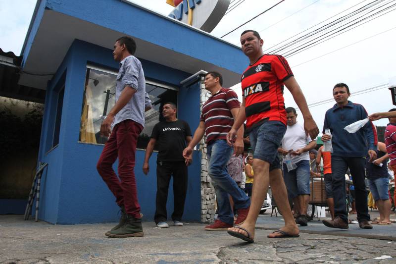 Um total de 9011 candidatos fizeram as provas para concorrer a 500 vagas para agente prisional da Superintendência do Sistema Penitenciário do Estado (Susipe), neste domingo, 18. No total, 11.835 candidatos estavam inscritos para o concurso, que é o primeiro da instituição para o cargo.
FOTO: CRISTINO MARTINS / AG. PARÁ
DATA: 18.03.2018
BELÉM - PARÁ <div class='credito_fotos'>Foto: Cristino Martins/Ag. Pará | <a href='/midias/2018/originais/5e261656-a010-4cfd-94cc-a9bc90c53046.jpg' download><i class='fa-solid fa-download'></i> Download</a></div>