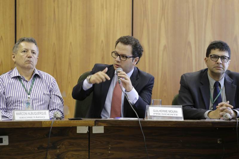 O estado do Pará tem agora um representante no CocoaAction Brasil, uma iniciativa para estimular a produção e aumentar a exportação de cacau. O titular da Secretaria de Desenvolvimento Agropecuária e da Pesca do Pará (Sedap), João Carlos Ramos, participou nesta terça-feira, 5, no Ministério da Agricultura, em Brasília, da reunião que definiu os representantes brasileiros na iniciativa. Fernando Reis, engenheiro agrônomo da Sedap, acompanhou o secretário. Na foto, o presidente da Câmara Setorial Nacional do Cacau do Ministério da Agricultura, Guilherme Moura (c).

FOTO: DIVULGAÇÃO
DATA: 05.06.2018
BRASÍLIA - DF <div class='credito_fotos'>Foto: Divulgação   |   <a href='/midias/2018/originais/5e283134-0eab-48a6-a484-c41aa9937491.jpg' download><i class='fa-solid fa-download'></i> Download</a></div>