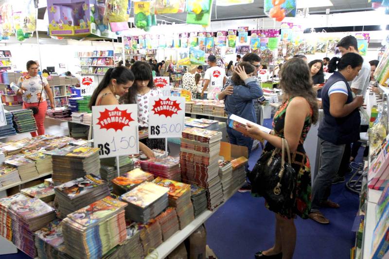 Uma programação extensa e diversificada marcou a abertura das atividades da XXII Feira Pan-Amazônica do Livro (foto) neste sábado (2), no Hangar – Centro de Convenções e Feiras da Amazônia, em Belém. Um grande público compareceu no primeiro dia, aproveitando as atrações culturais e as exposições nos estandes de livros.

FOTO: CRISTINO MARTINS / AG. PARÁ
DATA: 02.06.2018
BELÉM - PARÁ <div class='credito_fotos'>Foto: Cristino Martins/Ag. Pará   |   <a href='/midias/2018/originais/5e35bd05-ae0d-4961-8e53-7a24b56c27ef.jpg' download><i class='fa-solid fa-download'></i> Download</a></div>