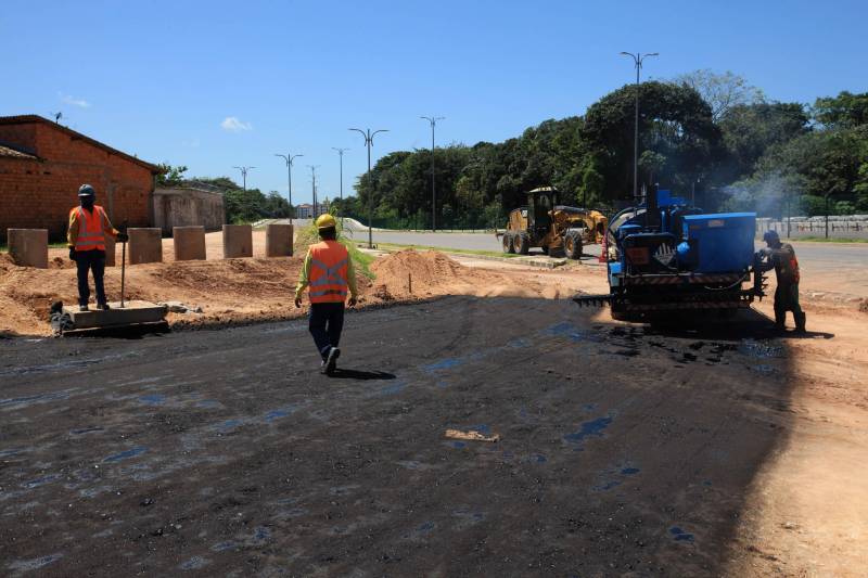 Com a chegada do verão, as obras de prolongamento da Avenida João Paulo II (foto) entram em ritmo acelerado. A partir do final desta semana, o número de operários envolvidos na obra, que hoje chega a 350, vai passar a ser de 600, o que garantirá maior celeridade na conclusão das obras, previstas para até o final de julho. “Faltam menos de 10% para que a gente conclua toda a obra. São detalhes de pavimentação nas vias de acesso, calçada, gradil, iluminação, o que a gente chama de acabamento. E nesse acabamento, incluímos também as passarelas, que são montadas fora e, a partir daí, são levadas para o canteiro de obra e colocadas em seus devidos lugares. As passarelas são importantes para segurança dos pedestres que vão precisar atravessar a João Paulo. Da mesma forma, a sinalização horizontal e vertical são fundamentais para circulação dos pedestres, motoristas, motociclistas e ciclistas por toda a avenida. A expectativa é que possamos entregar o mais breve possível o prolongamento da Avenida João Paulo II à população, de forma a garantir melhoria da qualidade de vida, saúde, lazer, mobilidade e mais segurança para quem mora nessa área”, informa o diretor geral do Núcleo de Gerenciamento de Transportes Metropolitano (NGTM), César Meira.

FOTO: MÁCIO FERREIRA / AG. PARÁ
DATA: 12.06.2018
BELÉM - PARÁ <div class='credito_fotos'>Foto: MÁCIO FERREIRA/ AG. PARÁ   |   <a href='/midias/2018/originais/5e3b015e-601b-41e3-bff2-d96410bf9855.jpg' download><i class='fa-solid fa-download'></i> Download</a></div>