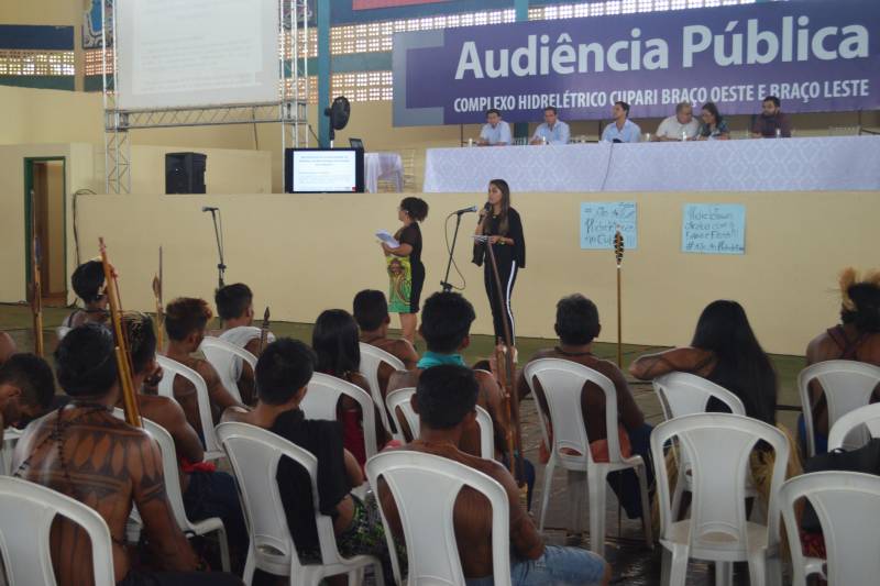 Cerca de 700 pessoas participaram de uma audiência pública, no município de Rurópolis, no sudoeste do estado, promovida pela Secretaria de Meio Ambiente e Sustentabilidade (Semas). As discussões giraram em torno dos impactos socioambientais previstos no projeto do Complexo Hidrelétrico Braços Leste e Oeste e Linhas de Transmissão Associadas, de responsabilidade da empresa Cienge Engenharia. Essa foi a segunda audiência realizada, a pedido da Semas, a respeito do projeto. O evento deu continuidade a encontros anteriores, como reuniões prévias e outra audiência já realizadas no município no período entre agosto e outubro de 2016. A Semas também convocou, por meio de edital, o Ministério Público Estadual e Federal, autoridades federais, estaduais e municipais, órgãos públicos e privados, instituições governamentais e não governamentais e comunidades a serem influenciadas direta ou indiretamente pelo empreendimento, a fim de discutir o conteúdo do Estudo de Impacto Ambiental (EIA) e Relatório de Impacto Ambiental (Rima).
FOTO: ASCOM / SEMAS
DATA: 08.03.2018
RURÓPOLIS - PARÁ <div class='credito_fotos'>Foto: ASCOM SEMAS | <a href='/midias/2018/originais/5e3fd802-c3b7-407a-8fbe-31b738bdd741.jpg' download><i class='fa-solid fa-download'></i> Download</a></div>