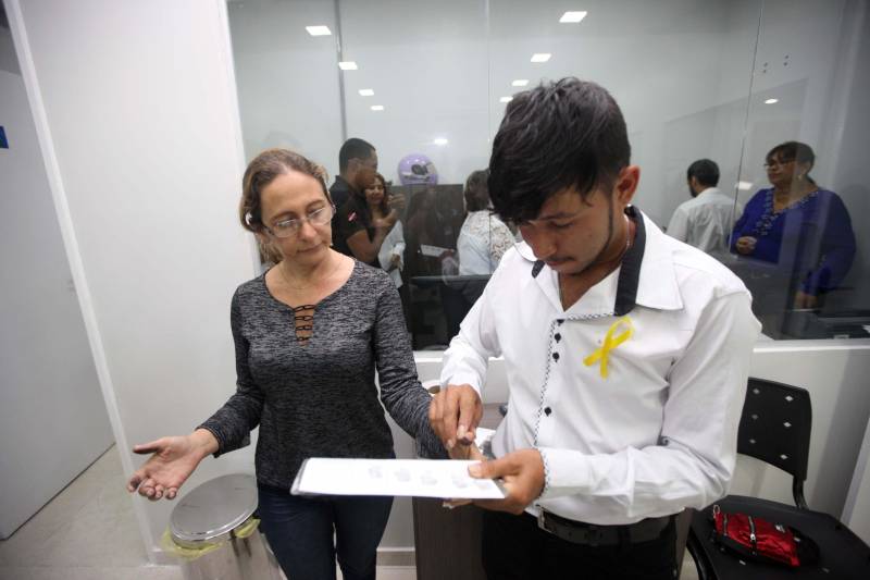 “Fiz questão de trazer minha filha para seu primeiro exercício de cidadania que é ter uma carteira de identidade, ainda mais em um local como este, que permite resolvermos várias pendências com mais conforto e praticidade”, comemorou o senhor Genival de Oliveira, 40 anos, pai da pequena Gabrielle, 8 anos. A família de seu Genival é uma das milhares que serão beneficiadas no município de Parauapebas, no sudeste paraense, com orientações e serviços de diversos órgãos estaduais em um único local: a Estação Cidadania. O espaço, localizado no Shopping Karajás, foi entregue oficialmente à população na manhã deste sábado (19). A cerimônia contou com a presença de secretários de Estado, parlamentares, entre outras autoridades locais. Esta é a segunda Estação Cidadania da região. A primeira é a de Marabá. Na foto, a professora municipal Edite Silva Pontes, 43 anos.
FOTO: THIAGO GOMES / AG. PARÁ
DATA: 19.05.2018
PARAUAPEBAS - PARÁ <div class='credito_fotos'>Foto: Thiago Gomes /Ag. Pará | <a href='/midias/2018/originais/5e4e03c8-3785-40c6-b59c-669ffe012fd5.jpg' download><i class='fa-solid fa-download'></i> Download</a></div>