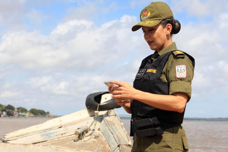 “Ser mulher é o primeiro desafio”. É assim que Erika Pereira (foto), a primeira mulher à frente do Comando de Policiamento da Capital II, descreve a sensação de fazer parte de uma corporação predominantemente formada por homens. A coronel é uma das cerca de 1.600 mulheres que atuam hoje na Polícia Militar (PM). Aos 41 anos, depois de 24 deles na PM, ela não se sente sozinha nessa missão e na ambição de ocupar cargos de liderança. 

FOTO: MÁCIO FERREIRA / AG. PARÁ
DATA: 27.05.2018
BELÉM - PARÁ <div class='credito_fotos'>Foto: MÁCIO FERREIRA/ AG. PARÁ   |   <a href='/midias/2018/originais/5e4e7220-0ae5-4f15-b156-cb7d48fb8ab7.jpg' download><i class='fa-solid fa-download'></i> Download</a></div>