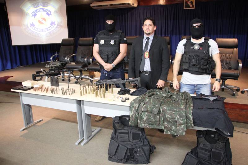 A Polícias Civil e Militar apresentaram, nesta segunda-feira (23), em entrevista coletiva, na Delegacia-Geral, em Belém, informações sobre a operação integrada que resultou na prisão do maranhense Adriano da Silva Brandão, conhecido como "Adriano Pânico" ou "General", considerado um dos maiores assaltantes de carros-fortes em atuação no Brasil e líder de um grupo especializado nesse tipo de modalidade criminosa. Com ele, os policiais apreenderam um fuzil AK 47 - arma de guerra -, dezenas de munições; dois coletes à prova de balas; quatro capuzes tipo "balaclava"; luvas; cordel detonador de explosivos; carregadores de armas e roupas camufladas . O material (foto) é usado em ataques a veículos de empresas de transporte de valores. Adriano é um dos envolvidos no ataque a dois carros-fortes da empresa Prosegur em 30 de novembro do ano passado, perto da fazenda Cedro, a 50 quilômetros da sede de Marabá, sudeste do Estado. Com a prisão de Adriano, três envolvidos no assalto estão presos, um morreu e outros três estão foragidos. Na ocasião, os veículos faziam o transporte de numerários para agências bancárias na região, quando a estrada foi bloqueada por um bando armado de cerca de oito homens em três carros.
FOTO: ASCOM / POLÍCIA CIVIL
DATA: 23.04.2018
BELÉM - PARÁ <div class='credito_fotos'>Foto: Ascom / Polícia Civil | <a href='/midias/2018/originais/5e4e8338-9cba-4e23-aae7-f5e260fe2603.jpg' download><i class='fa-solid fa-download'></i> Download</a></div>