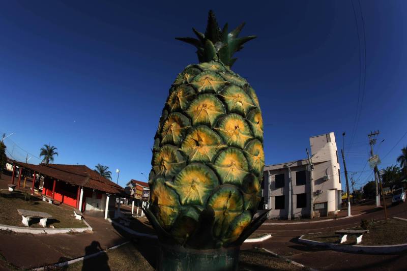 O governador Simão Jatene desembarca nesta segunda-feira (25) no município de Floresta do Araguaia (foto), para entrega de pavimentação asfáltica na rua XV de Novembro. Na sequência, fará pronunciamento na Câmara de Vereadores. A programação terá continuidade, à tarde, no Distrito de Serra Pelada, em Curionópolis, onde será inaugurada a Escola Estadual de Ensino Médio Joaquina Diamantina.
FOTO: ANTONIO SILVA / AG. PARÁ
DATA: 25.06.2018
FLORESTA DO ARAGUAIA - PARÁ <div class='credito_fotos'>Foto: Antônio Silva/Ag. Pará | <a href='/midias/2018/originais/5e57ef61-5814-4ab6-8663-d81f713681b5.jpg' download><i class='fa-solid fa-download'></i> Download</a></div>