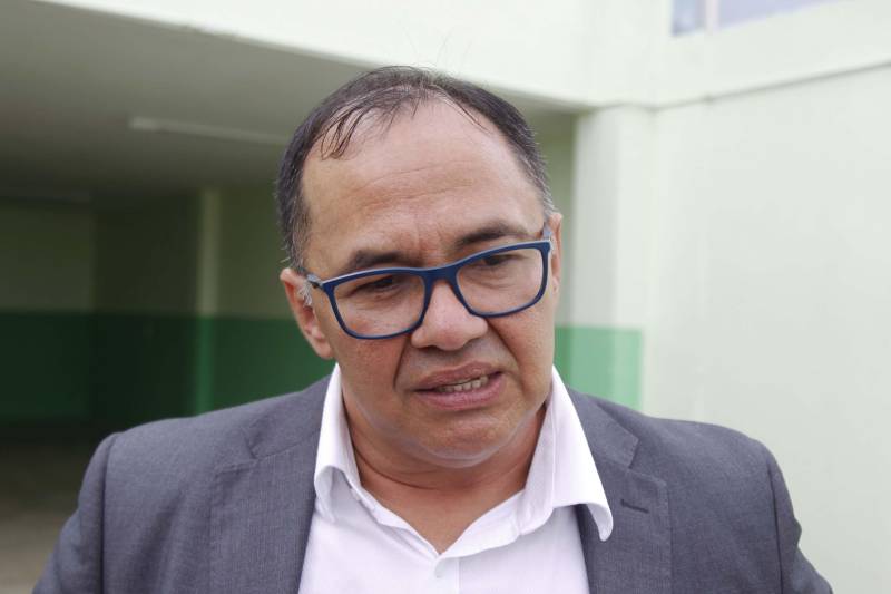 As obras da nova Unidade Básica de Saúde (UBS) do Complexo Penitenciário de Santa Izabel que irá atender mais de 4,5 mil presos foram concluídas. Nesta sexta-feira (30), o superintendente do Sistema Penitenciário do Estado (Susipe), Coronel Rosinaldo da Silva Conceição (foto) e a equipe da Diretoria de Assistência Biopsicossocial da Susipe realizaram a vistoria técnica na obra. A execução do projeto para a reforma da UBS só foi possível, através de uma parceria da Susipe com o Ministério da Saúde, por meio do governo Federal, juntamente com o governo do Estado do Pará. Os recursos investidos foram na ordem de R$ 278.817,09. A nova UBS ofertará os serviços de clínica médica, com três consultórios para atendimento, odontologia, que contará com dois consultórios, sala de enfermagem, sala para procedimentos de saúde como curativos, vacinação, exames e inalações, além de um laboratório para (TB) e sala de Raio-x. A expectativa é que a unidade faça um atendimento médio de 60 presos por dia e de cerca de 1.500 por mês.
FOTO: AKIRA ONUMA / ASCOM SUSIPE
DATA: 30.05.2018
SANTA IZABEL - PARÁ <div class='credito_fotos'>Foto: Akira Onuma / Ascom Susipe | <a href='/midias/2018/originais/5e5aa570-5a20-4011-a775-b5fbc63f5dee.jpg' download><i class='fa-solid fa-download'></i> Download</a></div>