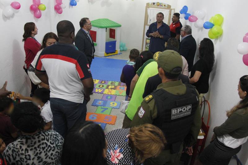 O Centro de Detenção Provisória de Icoaraci (CDPI) passa a contar, a partir desta quinta-feira (17), com uma brinquedoteca. O espaço foi equipado por meio de uma parceria entre a Superintendência do Sistema Penitenciário do Estado (Susipe) e o Departamento Nacional Penitenciário (Depen), com o objetivo de fortalecer o vínculo familiar e resgatar o convívio entre os filhos de pais de presos custodiados no Estado. O projeto faz parte de uma iniciativa do Depen, que nos últimos anos financiou mais de 80 brinquedotecas, além de mais de 60 salas de aleitamento, totalizando um investimento de mais de R$ 2,4 mi em mobiliários para compor os espaços disponíveis nas unidades penais de todo o país. A ação é uma política pública voltada para as pessoas privadas de liberdade e visa a ressocialização de presos, com a integração e estreitamento do convívio familiar entre os presos e suas famílias.

FOTO: AKIRA ONUMA / ASCOM SUSIPE
DATA: 17.05.2018
BELÉM - PARÁ <div class='credito_fotos'>Foto: Akira Onuma / Ascom Susipe   |   <a href='/midias/2018/originais/5e68baf9-5f59-40bd-a85d-a102268d1850.jpg' download><i class='fa-solid fa-download'></i> Download</a></div>