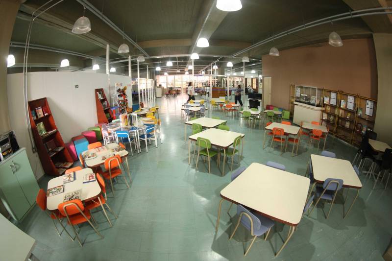 Ao entrar na Biblioteca Arthur Viana, localizada no Centro Cultural e Turístico Tancredo Neves (Centur), é possível visualizar e sentir as diferenças logo ao chegar. O espaço, que desde 2015 passava por reformas, está completamente pronto para sua reinauguração, que deve acontecer já na próxima semana. Iluminação adequada, climatização renovada, mudança de estantes e outros móveis que contribuíram para a ampliação do espaço, além de um verdadeiro upgrade em diversos espaços de convivência, serviços e estudos, trouxeram novos ares a centenária biblioteca.
FOTO: THIAGO GOMES / AG. PARÁ
DATA: 27.04.2018
BELÉM - PARÁ <div class='credito_fotos'>Foto: Thiago Gomes /Ag. Pará | <a href='/midias/2018/originais/5e6b0b4f-9798-4d86-8da3-2bbc379965ed.jpg' download><i class='fa-solid fa-download'></i> Download</a></div>