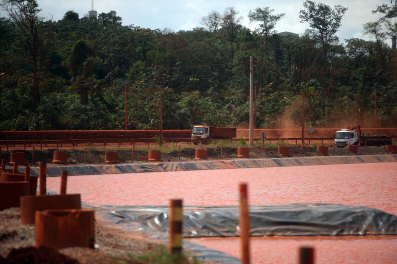 Por conta do não cumprimento do prazo de 48 horas dado pelo Governo do Estado para que a Hydro (foto) reduzisse os níveis das bacias de resíduos ao nível de pelo menos um metro, a Secretaria de Meio Ambiente e Sustentabilidade (Semas) notifica a empresa, na manhã desta terça-feira (27), com a determinação de que reduza a produção da refinaria em 50%. A Semas também triplicará a multa definida anteriormente, cumprindo a legislação ambiental em vigor, chegando a cerca de R$ 1 milhão por dia de descumprimento (300 mil Unidades de Padrão Fiscal). A empresa informou formalmente que reduziu os índices, mas não integralmente no total determinado de um metro. A determinação de redução emitida pela Semas reforça ainda que devem ser mantidos e ampliados os esforços para tratamento dos efluentes e de redução dos níveis das bacias. As equipes da Semas permanecem em campo 24 horas, trabalhando em conjunto com a Defesa Civil e outros órgãos, monitorando a situação.
FOTO: IGOR BRANDÃO / AG. PARÁ
DATA: 24.02.2018
BARCARENA - PARÁ <div class='credito_fotos'>Foto: IGOR BRANDÃO / AG. PARÁ | <a href='/midias/2018/originais/5e6ba803-b73f-4862-856e-e087c66331f1.jpg' download><i class='fa-solid fa-download'></i> Download</a></div>