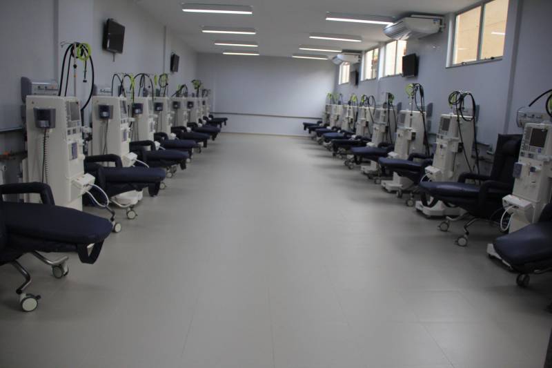 No próximo sábado, 8, o governador do Estado do Pará, Simão Jatene, inaugura o serviço de Hemodiálise do Hospital Regional do Sudeste do Pará - Dr. Geraldo Veloso (HRSP, na foto), em Marabá, no sudeste do estado. Com um investimento de mais de R$ 1,7 milhão, o setor possui 20 máquinas e poderá atender a 103 pacientes por mês, produzindo uma média mensal de 1.500 sessões. A entrega ampliará o atendimento a pacientes renais do Estado, junto com outras Unidades já em funcionando, como o Hospital Regional do Baixo Amazonas (HRBA), em Santarém, e o Hospital Regional Público da Transamazônica (HRPT), em Altamira – também, gerenciadas pela Pró-Saúde Associação de Assistência Social e Hospitalar. 

FOTO: RODOLFO OLIVEIRA / AG. PARÁ
DATA: 07.12.2018
MARABÁ - PARÁ <div class='credito_fotos'>Foto: Rodolfo Oliveira/Ag. Pará   |   <a href='/midias/2018/originais/5e6e06ac-4114-4003-b3cf-11fe6807f222.jpg' download><i class='fa-solid fa-download'></i> Download</a></div>