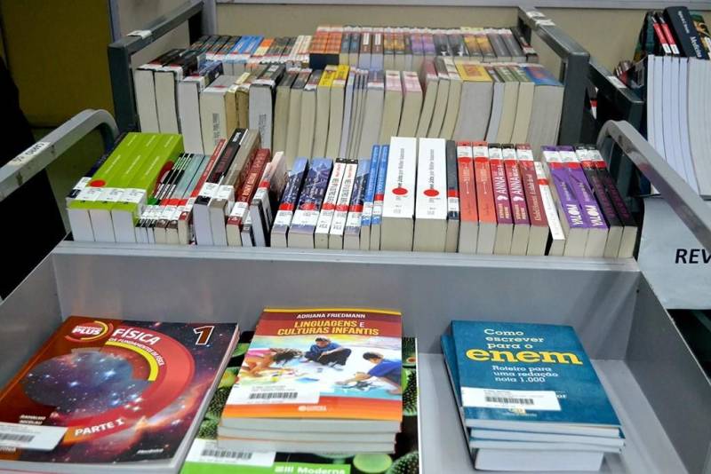 “A menina que roubava livros”, de Markus Zusar; “A culpa é das estrelas”, de John Green, “Budapeste”, de Chico Buarque, “Cem anos de solidão” de Gabriel Garcia Marquez e toda a saga do mago Harry Potter. Esses são apenas alguns dos quase mil títulos (foto) que foram adquiridos recentemente pela coordenação da Biblioteca Pública Arthur Vianna para fazer frente à política de renovação anual dos títulos da maior Biblioteca do norte do Brasil. De acordo com Semias Araújo, técnico em gestão cultural da Fundação Cultural do Pará (FCP), a escolha dos novos títulos não foi aleatória. “Esse levantamento a gente faz por pesquisa na própria biblioteca. Lá tem sempre uma caixinha de sugestão e o feedback dos usuários, que geralmente perguntam pela obra, se ela está lá. Com essas informações vamos fazendo uma relação para futuramente ver a possibilidade da compra”, explicou.
FOTO: ASCOM / FCP
DATA: 05.07.2018
BELÉM - PARÁ <div class='credito_fotos'>Foto: ASCOM FCP | <a href='/midias/2018/originais/5e77178b-0e16-4306-91b5-8407b4e5b351.jpg' download><i class='fa-solid fa-download'></i> Download</a></div>