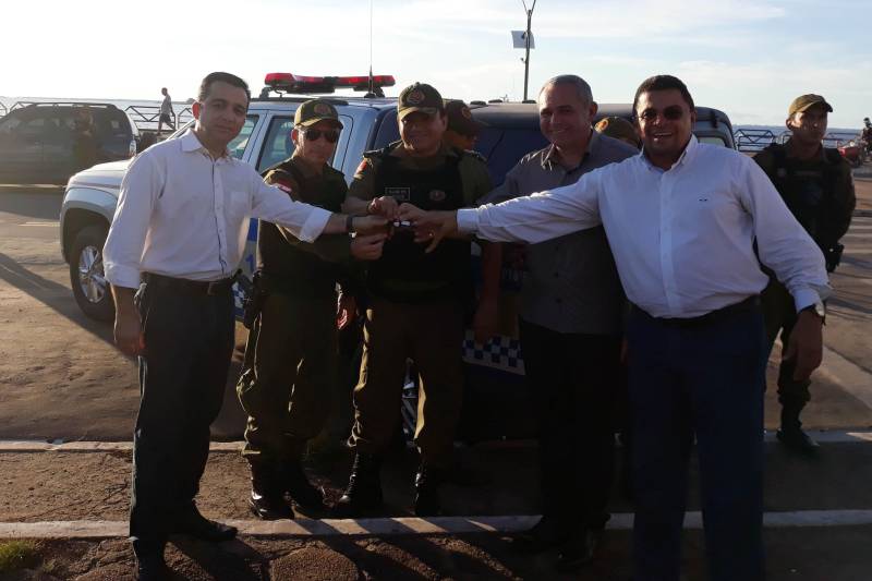 E no final da tarde de quarta-feira (20), unidades da Polícia Militar dos municípios de Santarém, Monte Alegre, Alenquer e Almeirim receberam novas viaturas para reforçar as ações de combate à criminalidade. As cinco novas viaturas se juntam a outras 22 entregues no mês de abril, por ocasião da programação em comemoração aos 200 anos da Polícia Militar no estado.
FOTO: SAMUEL ALVARENGA / ASCOM CRGBA
DATA: 20.06.2018
SANTARÉM - PARÁ <div class='credito_fotos'>Foto: SAMUEL ALVARENGA / ASCOM CRGBA | <a href='/midias/2018/originais/5e7ece8d-b3be-4bd3-ab34-1a32ce534c03.jpg' download><i class='fa-solid fa-download'></i> Download</a></div>