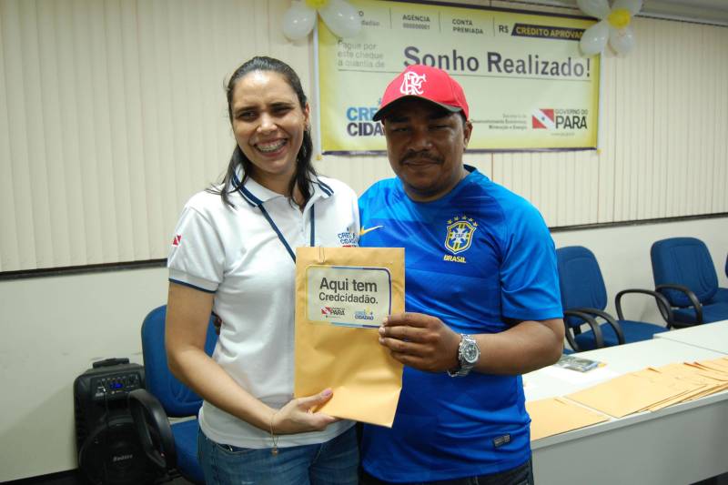 A categoria de mototaxistas permissionários, que realiza o transporte de passageiros em Santarém, na região oeste do Pará, foi beneficiada nesta quarta-feira (4), com a entrega de motocicletas financiadas a partir do programa de microcrédito do Governo do Estado, o CredCidadão.
FOTO: WILLIAM SANTOS / ASCOM CRGBA
DATA: 04.07.2018
SANTARÉM - PARÁ <div class='credito_fotos'>Foto: WILLIAM SANTOS / ASCOM CRGBA | <a href='/midias/2018/originais/5e808a3b-9582-44ca-ade1-af466fef1198.jpg' download><i class='fa-solid fa-download'></i> Download</a></div>