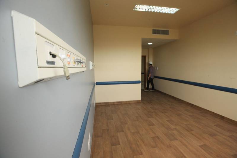 “A população de Itaituba vai contar com uma estrutura fora do comum em hospitais públicos do Brasil”. A afirmação é do engenheiro Gustavo Garoli, gerente geral da obra do Hospital Regional do Tapajós, no município de Itaituba, que está com a estrutura 95% concluída. O hospital que fica na região sudoeste do Estado deve beneficiar, além de cerca de 100 mil itaitubenses, moradores de nove municípios vizinhos.

FOTO: MÁCIO FERREIRA / AG. PARÁ
DATA: 19.12.2018
ITAITUBA - PARÁ <div class='credito_fotos'>Foto: MÁCIO FERREIRA/ AG. PARÁ   |   <a href='/midias/2018/originais/5e81b42a-6721-478d-9c88-16f34361604f.jpg' download><i class='fa-solid fa-download'></i> Download</a></div>