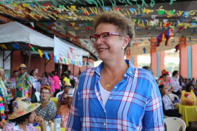 Cerca de 400 idosos, trajando as vestes típicas da época junina, participaram do 19º “Arraiá”, que integra o Projeto Vida Ativa na Terceira Idade, nesta terça-feira (26), no Estádio Olímpico do Pará, o Mangueirão, em Belém. O momento mais esperado da festa foi o concurso de Miss Caipira 2018. Conceição Albuquerque, com o traje “Miss Copa do Mundo”, foi a vencedora desta edição. A festa junina contou com apresentação de quadrilhas de entidades de assistência à pessoa idosa e muitas brincadeiras da quadra junina, além da cantora Suanny Batidão. Com a roupa nas cores verde e amarela, Conceição Albuquerque, candidata do núcleo do projeto que funciona na Tuna Luso Brasileira, apostou na junção do tema junino com a mais importante competição de futebol – a Copa do Mundo, na Rússia. A ganhadora participou ao lado de cinco candidatas e conquistou os jurados, que avaliaram coreografia, simpatia e traje. Emocionada, a vencedora recebeu a faixa das mãos de Marlene da Silva, a miss de 2017. Na foto, a titular da Seel, Cláudia Moura.
FOTO: ADRIANA PINTO / ASCOM SEEL
DATA: 26.06.2018
BELÉM - PARÁ <div class='credito_fotos'>Foto: ADRIANA PINTO / ASCOM SEEL | <a href='/midias/2018/originais/5e81fbb9-289e-412b-8706-927c93f15272.jpg' download><i class='fa-solid fa-download'></i> Download</a></div>