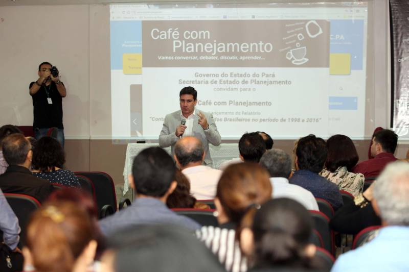 Um extenso relatório sobre as contas públicas do Pará, e das demais unidades da Federação, abrangendo o período de 1998 a 2016, foi lançado na manhã desta quinta-feira (1ª) durante o Café com Planejamento, ação mensal de formação continuada, realizada pela Secretaria de Estado de Planejamento (Seplan) para servidores públicos, mas também aberta a demais interessados. O estudo, que contém dados e informações sobre as contas públicas, visa atender à constante demanda dirigida à Diretoria de Estatística da Fundação Amazônia de Amparo a Estudos e Pesquisas (Fapespa), por diferentes grupos sociais. Na foto, o presidente da Fapespa, Eduardo Costa.
FOTO: RODOLFO OLIVEIRA / AG. PARÁ
DATA: 01.03.2018
BELÉM - PARÁ <div class='credito_fotos'>Foto: Rodolfo Oliveira/Ag. Pará | <a href='/midias/2018/originais/5e84d557-6a3e-4440-a99d-51615eca1a87.jpg' download><i class='fa-solid fa-download'></i> Download</a></div>