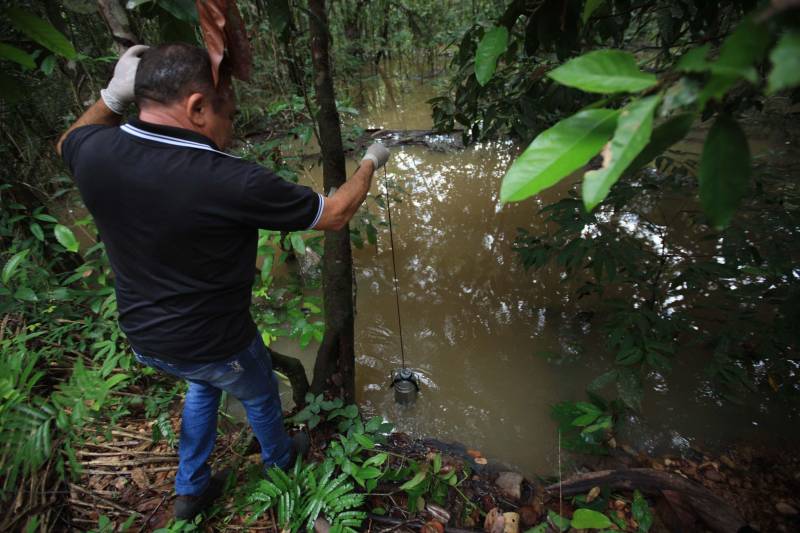 As ações do governo do Estado são imediatas no município de Barcarena, mais especificamente nas comunidades Bom Futuro e Vila Nova, localizadas na área das bacias de rejeitos da Hydro. A primeira medida é a coleta da água dos poços artesianos, para verificar se está própria para o consumo humano. Nesta sexta-feira (23), técnicos do Laboratório Central do Estado (Lacen) começaram o trabalho, que faz parte do conjunto de ações do grupo de trabalho montado pelo governo depois que o Instituto Evandro Chagas confirmou a contaminação da área.
FOTO: MÁCIO FERREIRA / AG. PARÁ
DATA: 23.02.2018
BARCARENA - PARÁ <div class='credito_fotos'>Foto: MÁCIO FERREIRA/ AG. PARÁ | <a href='/midias/2018/originais/5e8d2247-c84c-4806-b7b0-a64a61608be4.jpg' download><i class='fa-solid fa-download'></i> Download</a></div>