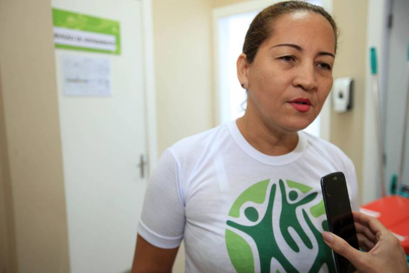 Começou nesta segunda-feira (18), a quinta turma do curso de Cuidador de Idosos, ofertado pelo Hospital Público Estadual Galileu (HPEG), em Belém. O curso é totalmente gratuito e voltado para pessoas de baixa renda, que buscam especialização no cuidado com a pessoa idosa. Na foto, a técnica de enfermagem Teresa Peniche, 52 anos.
FOTO: MÁCIO FERREIRA / AG. PARÁ
DATA: 19.06.2018
BELÉM - PARÁ <div class='credito_fotos'>Foto: MÁCIO FERREIRA/ AG. PARÁ | <a href='/midias/2018/originais/5e99f47d-b7eb-42b8-a6a8-0c5b03015c9b.jpg' download><i class='fa-solid fa-download'></i> Download</a></div>