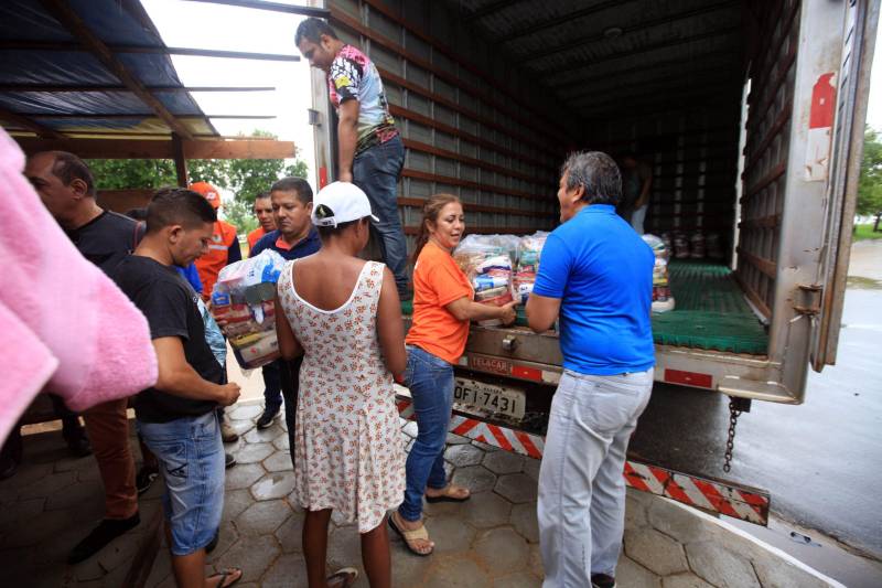 A entrega de mais de 200 cestas básicas às famílias atingidas pelas cheias dos rios Tocantins e Itacaiúnas, em Marabá, no sudeste do Pará, foi a principal ação, neste sábado (17), da força-tarefa montada para prestar atendimento aos desabrigados na região.
FOTO: MÁCIO FERREIRA / AG. PARÁ
DATA: 17.02.2018
MARABÁ - PARÁ <div class='credito_fotos'>Foto: MÁCIO FERREIRA/ AG. PARÁ | <a href='/midias/2018/originais/5e9a6314-5400-4b8a-b4cd-901fd05fb899.jpg' download><i class='fa-solid fa-download'></i> Download</a></div>