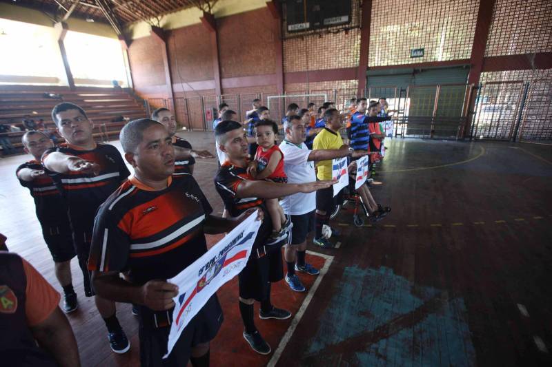 Mais de 300 policiais militares, de diversas localidades do Pará, participam neste sábado (3) e no domingo (4) da II Copa de Futsal da Casa Militar da Governadoria, em comemoração aos 101 anos de criação do órgão. Quarenta equipes participam do torneio, sendo 32 masculinas, quatro femininas, duas sub-16 e duas sub-13, as duas últimas formadas por alunos da escolinha de futsal da PM, que ensina a filhos de militares técnicas e regras da prática esportiva.
FOTO: RODOLFO OLIVEIRA / AG. PARÁ
DATA: 03.03.2018
BELÉM - PARÁ <div class='credito_fotos'>Foto: Rodolfo Oliveira/Ag. Pará | <a href='/midias/2018/originais/5e9f709e-2d94-4169-ad95-ef312ef218c0.jpg' download><i class='fa-solid fa-download'></i> Download</a></div>