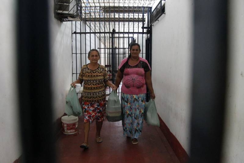 Assim como dona Alcione (d) e dona Antonieta (e), outras tantas mães visitam semanalmente seus filhos nas 46 unidades penais do Estado. Somente no Presídio Estadual Metropolitano II (PEMII) a média de visita por final de semana é de mais de 200 visitantes.
FOTO: AKIRA ONUMA / ASCOM SUSIPE
DATA: 12.05.2018
MARITUBA - PARÁ <div class='credito_fotos'>Foto: Akira Onuma / Ascom Susipe | <a href='/midias/2018/originais/5ea19282-72ac-4fb6-8f7c-2931c5479a84.jpg' download><i class='fa-solid fa-download'></i> Download</a></div>